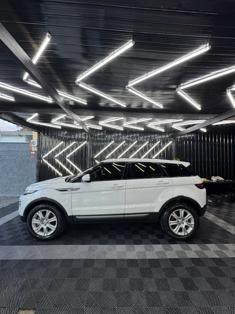 Foto real de estética automotiva da Sta Mônica