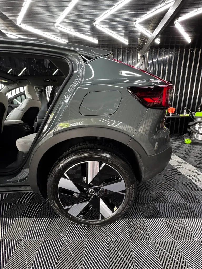Foto real de detalhamento automotivo da Sta Mônica