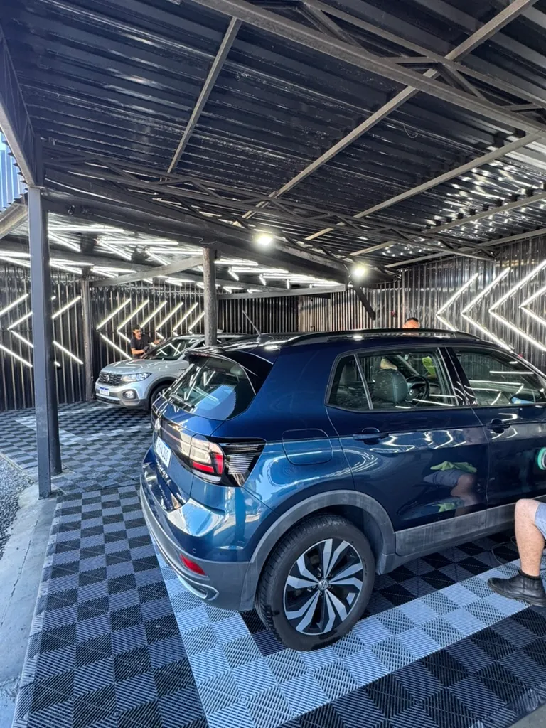 Foto real de cuidado automotivo da Sta Mônica